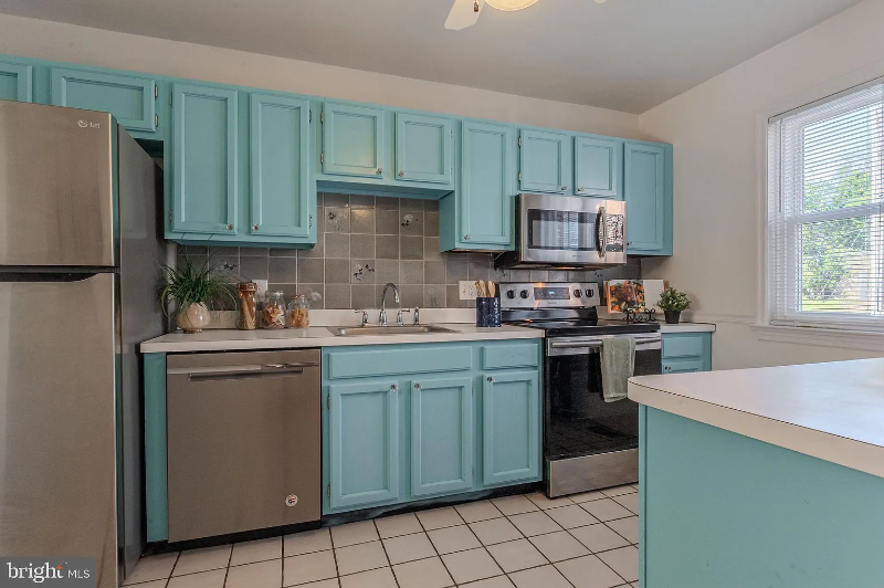 712 Woodlawn Ave - Photo 3 of 17