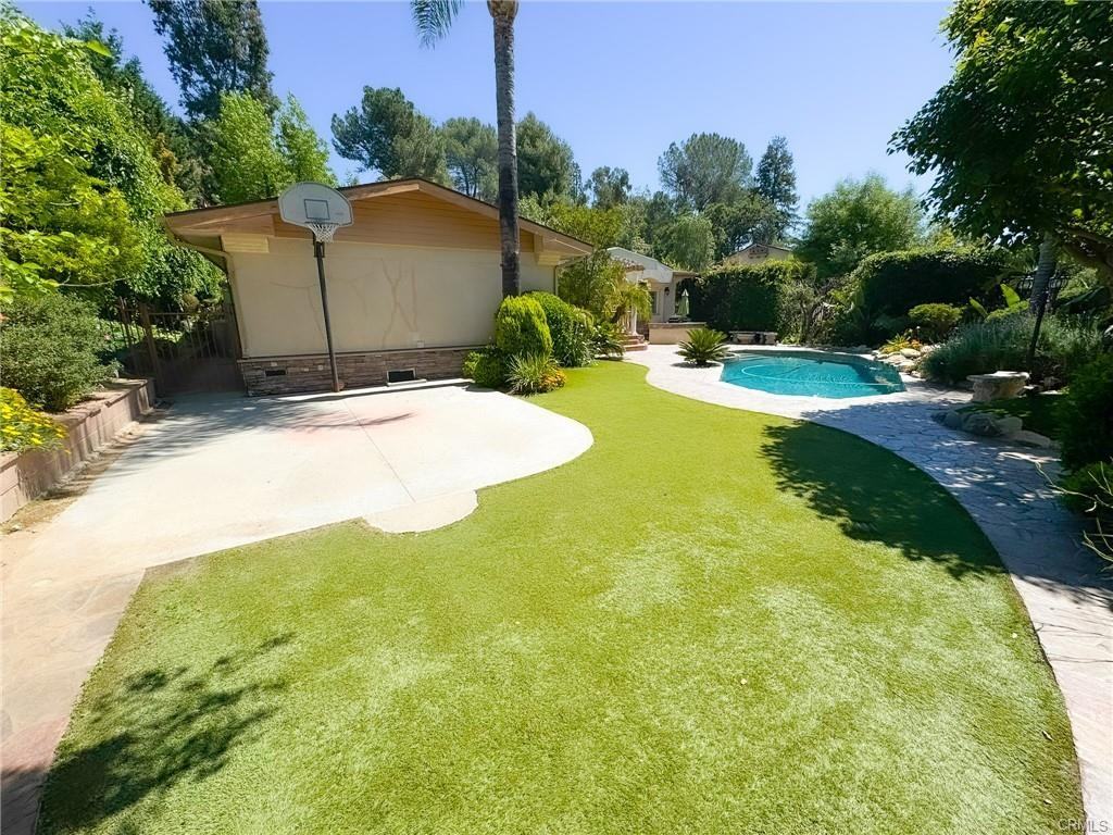 1676 Sheridan Rd - Photo 2 of 8