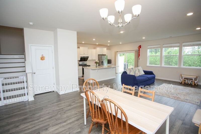 32 Roberta Way - Photo 3 of 43