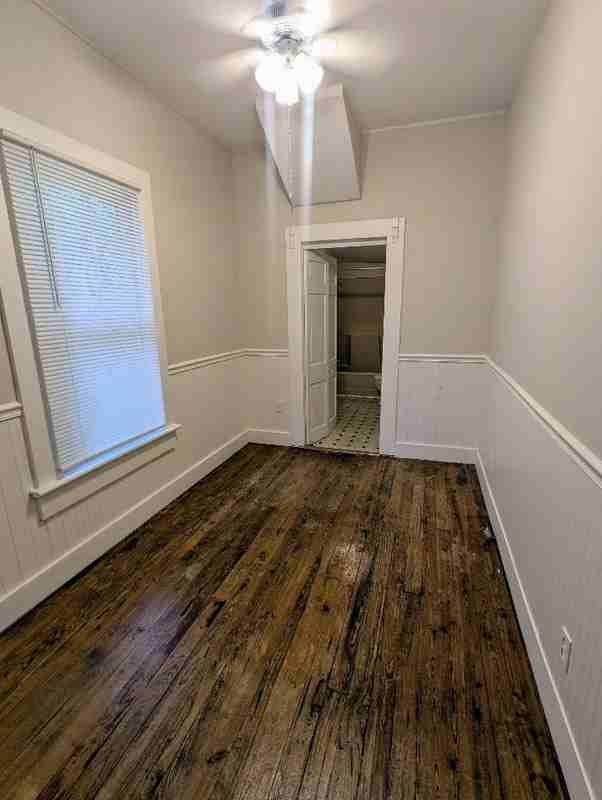 820 W Georgia St - Photo 7 of 10