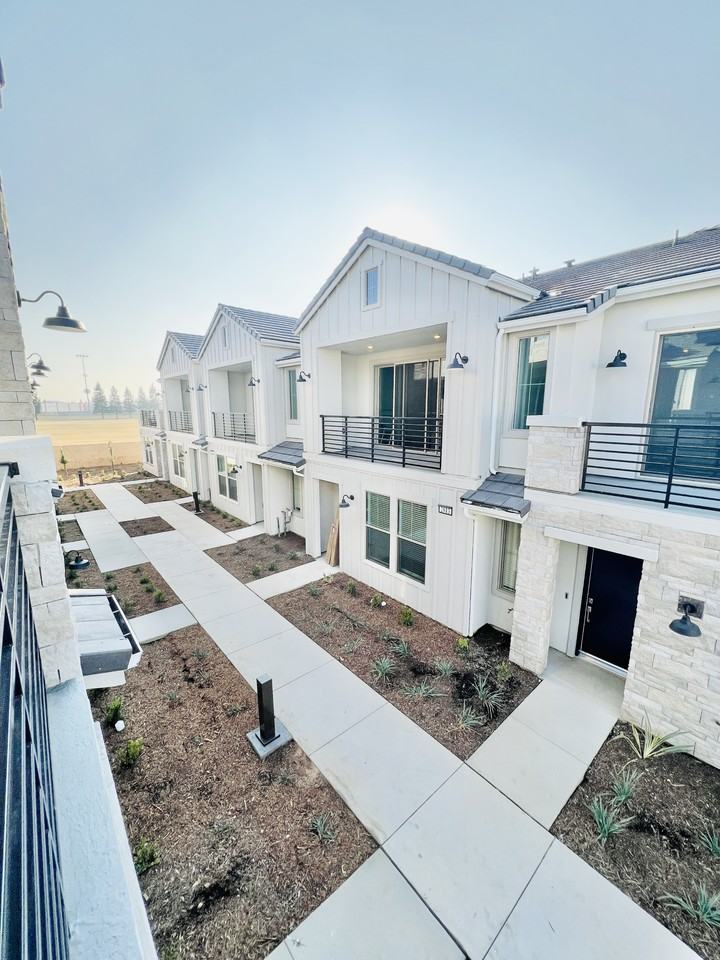 2821 E Tamarind Dr #NA - Photo 2 of 20