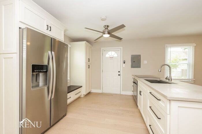 1012 Warren St - Photo 2 of 17