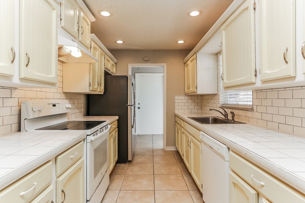 8403 Deland Ave - Photo 7 of 16
