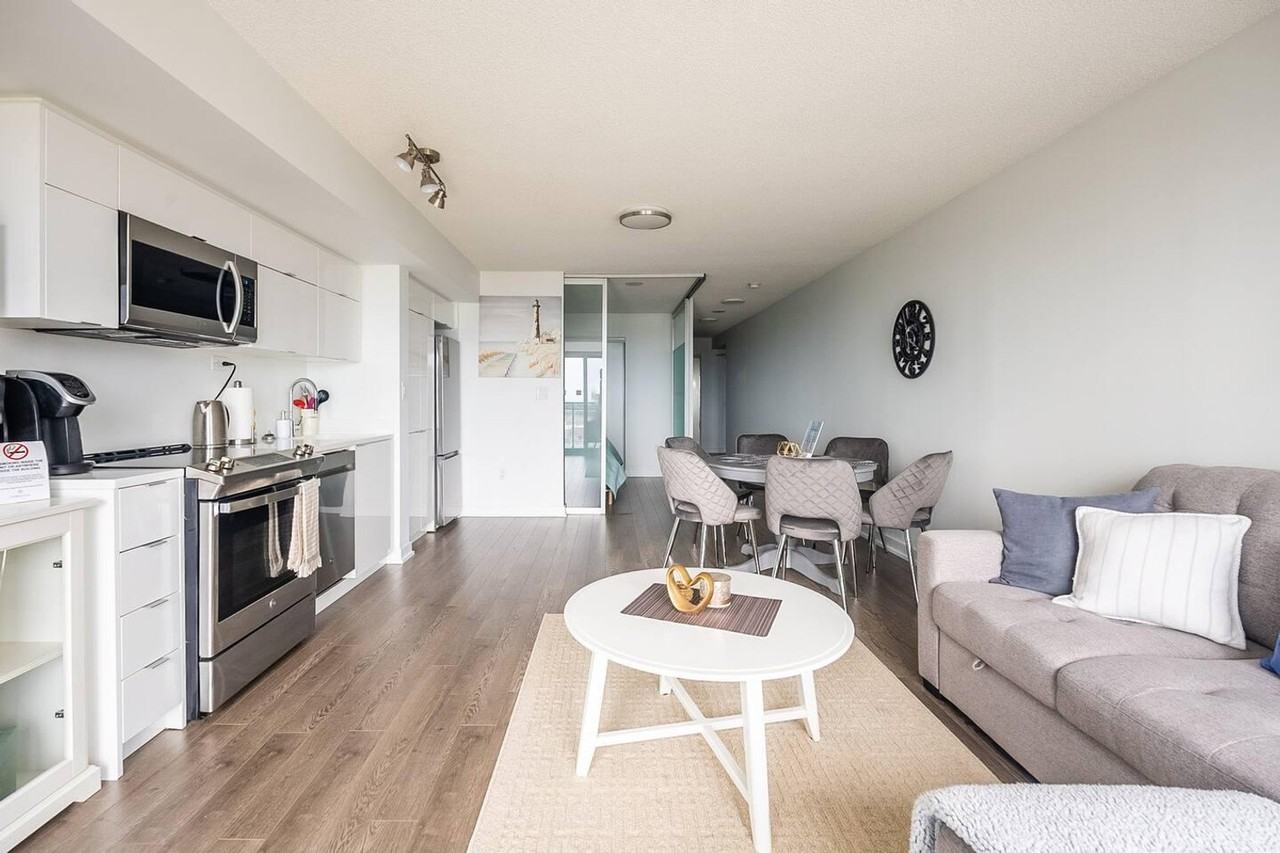 462 Front Street West - Photo 2 of 32