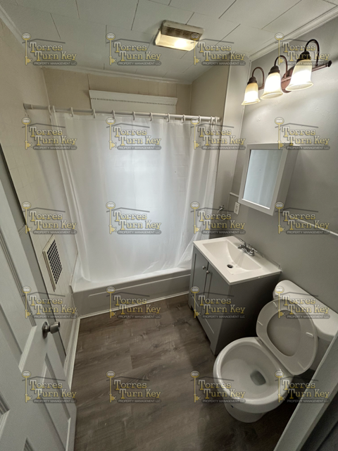 131 Baldwin St #UP - Photo 7 of 8