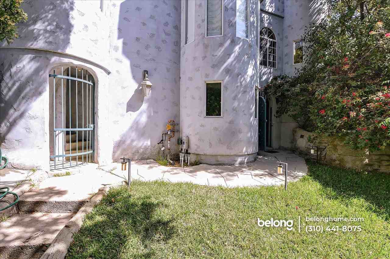 8527 Wonderland Ave - Photo 5 of 50