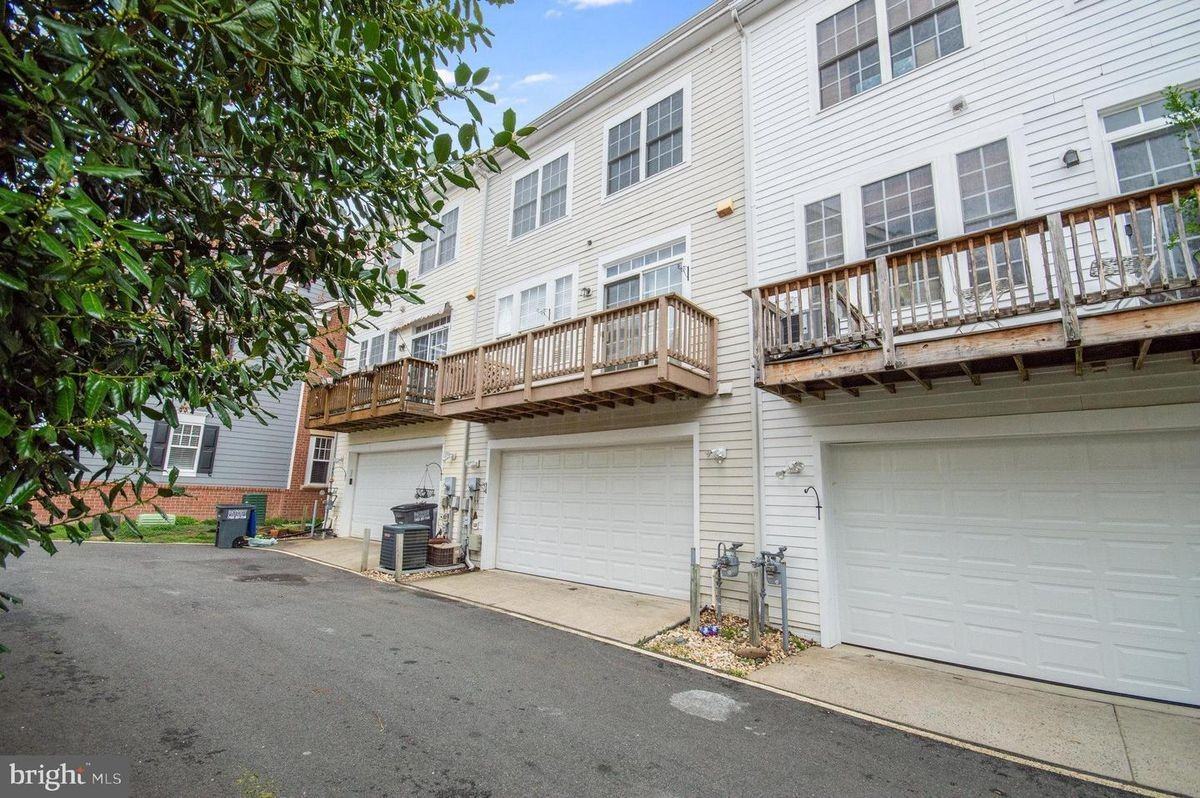 709 Belmont Bay Dr - Photo 2 of 9