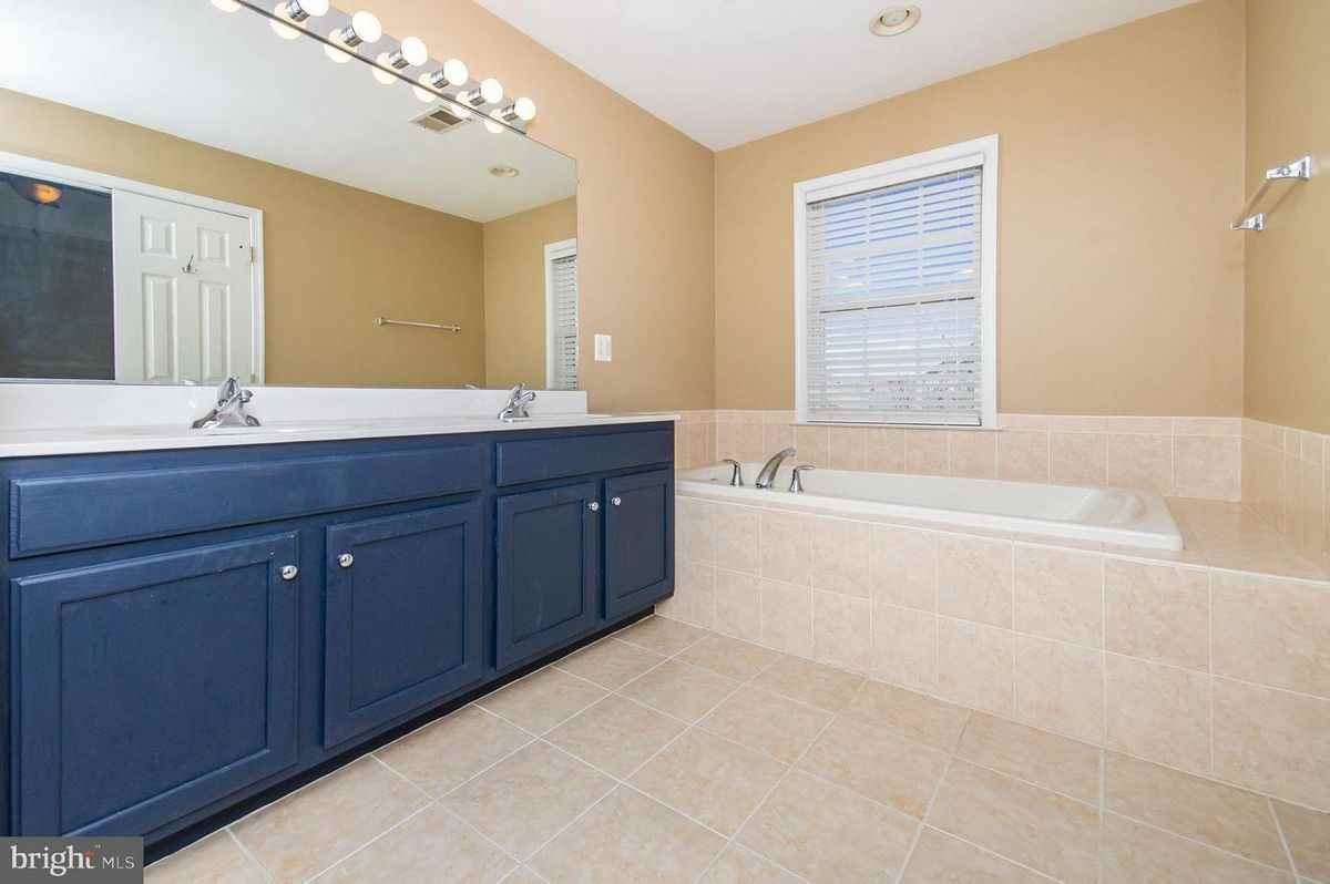 709 Belmont Bay Dr - Photo 3 of 9