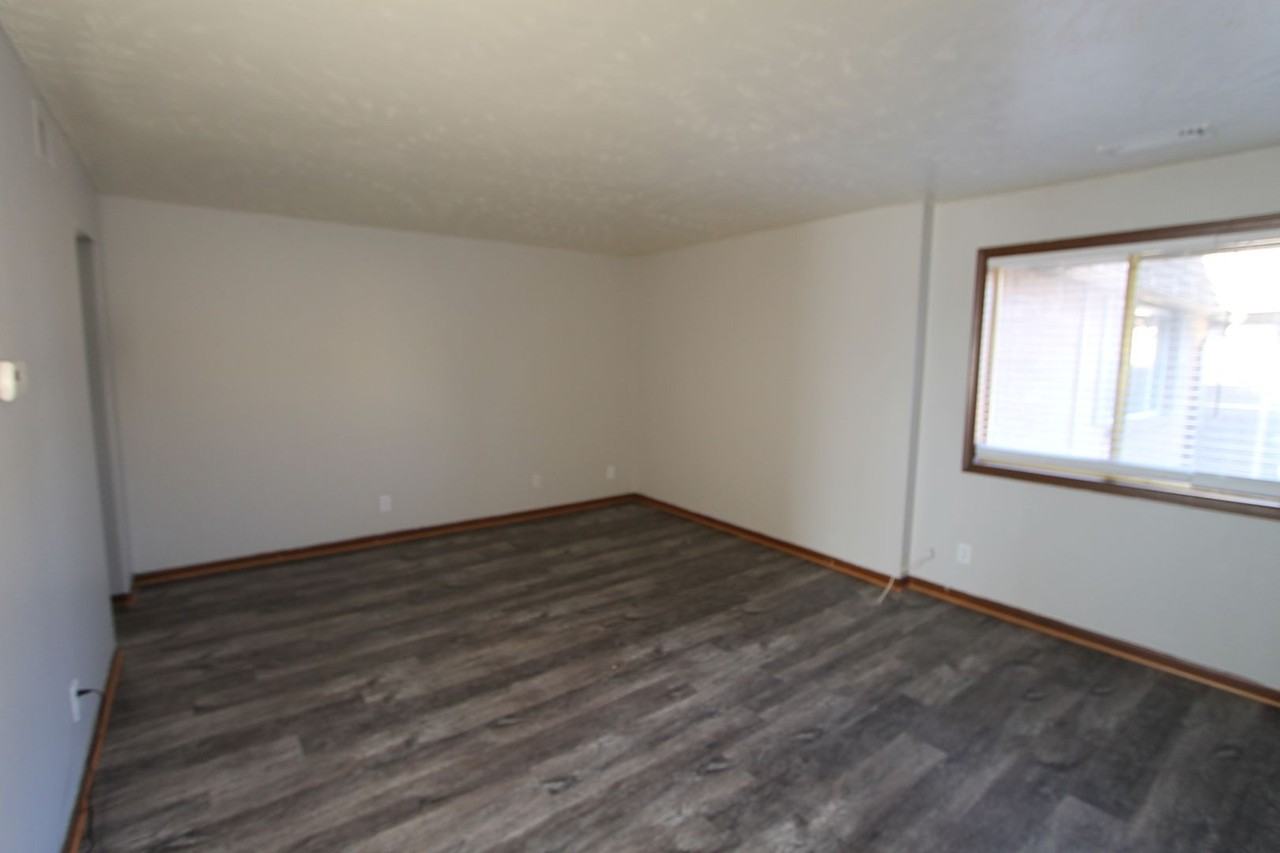 10715 O Street - Photo 7 of 43