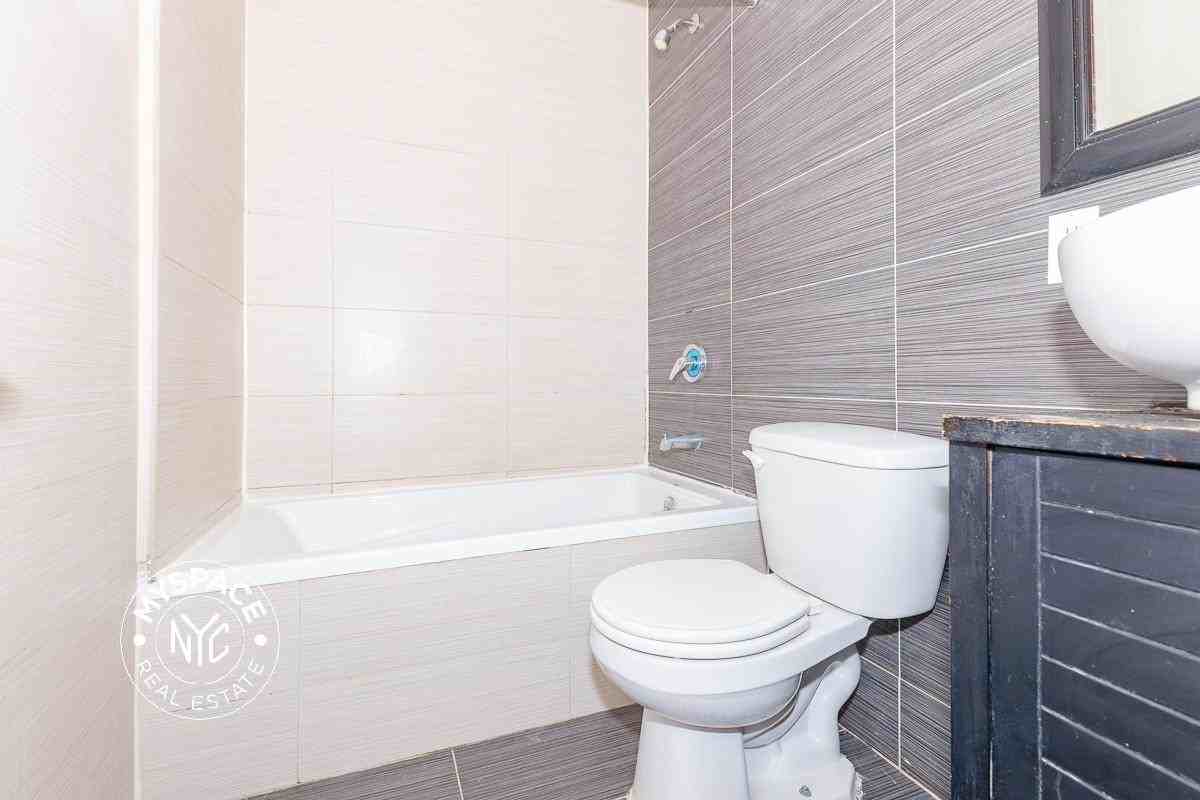 184 Jefferson St #3L - Photo 3 of 12