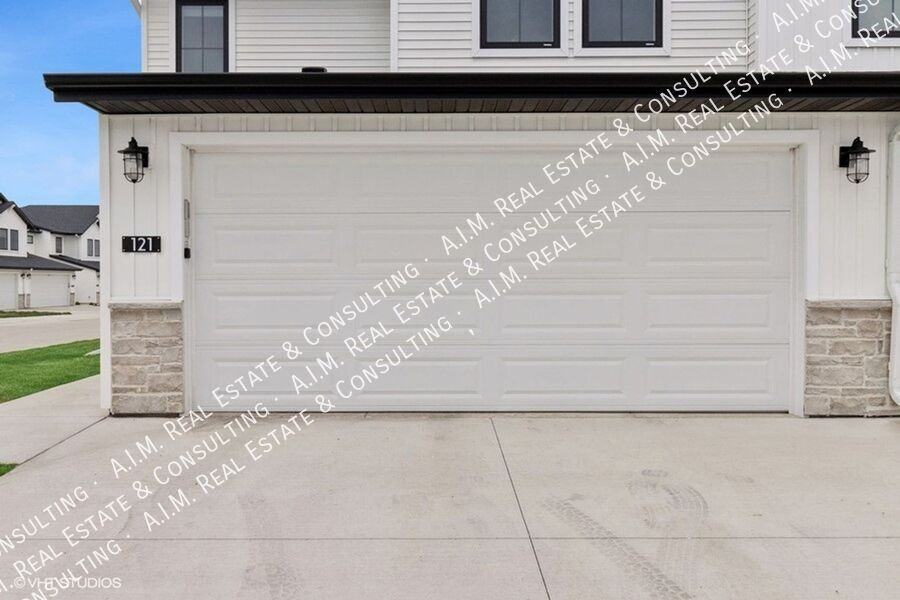 Edgeland Bondurant - Photo 2 of 39