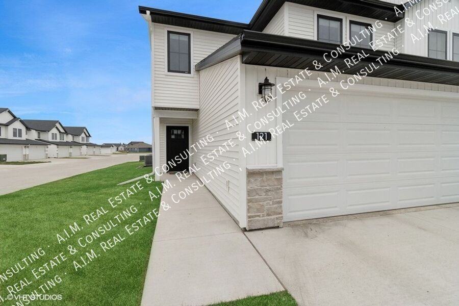 Edgeland Bondurant - Photo 3 of 39