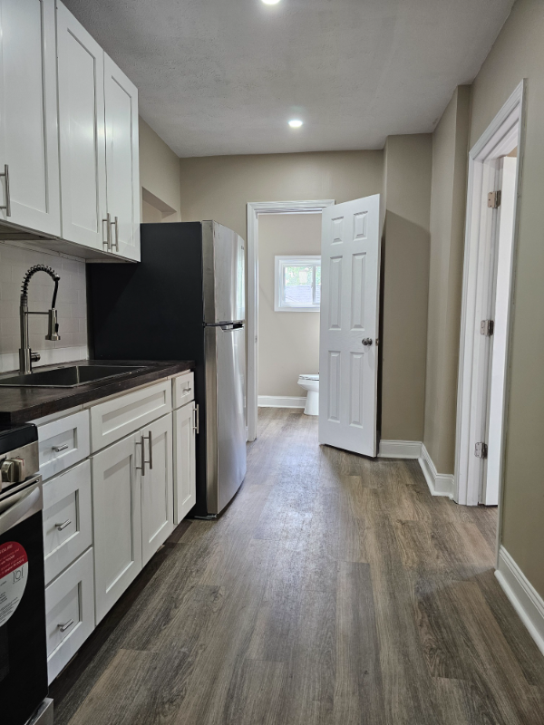 233 W Madison St #4 - Photo 2 of 8