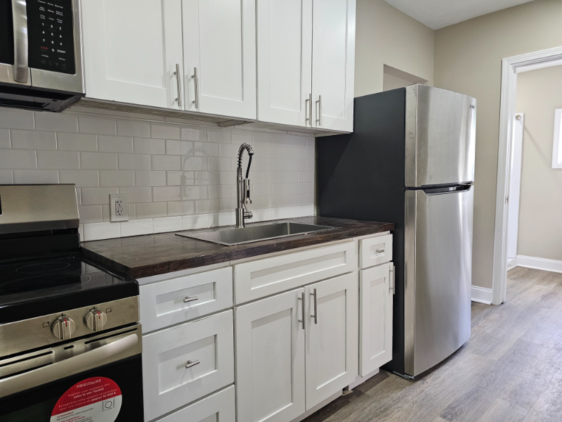 233 W Madison St #4 - Photo 3 of 8