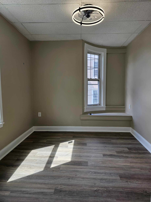 233 W Madison St #4 - Photo 6 of 8