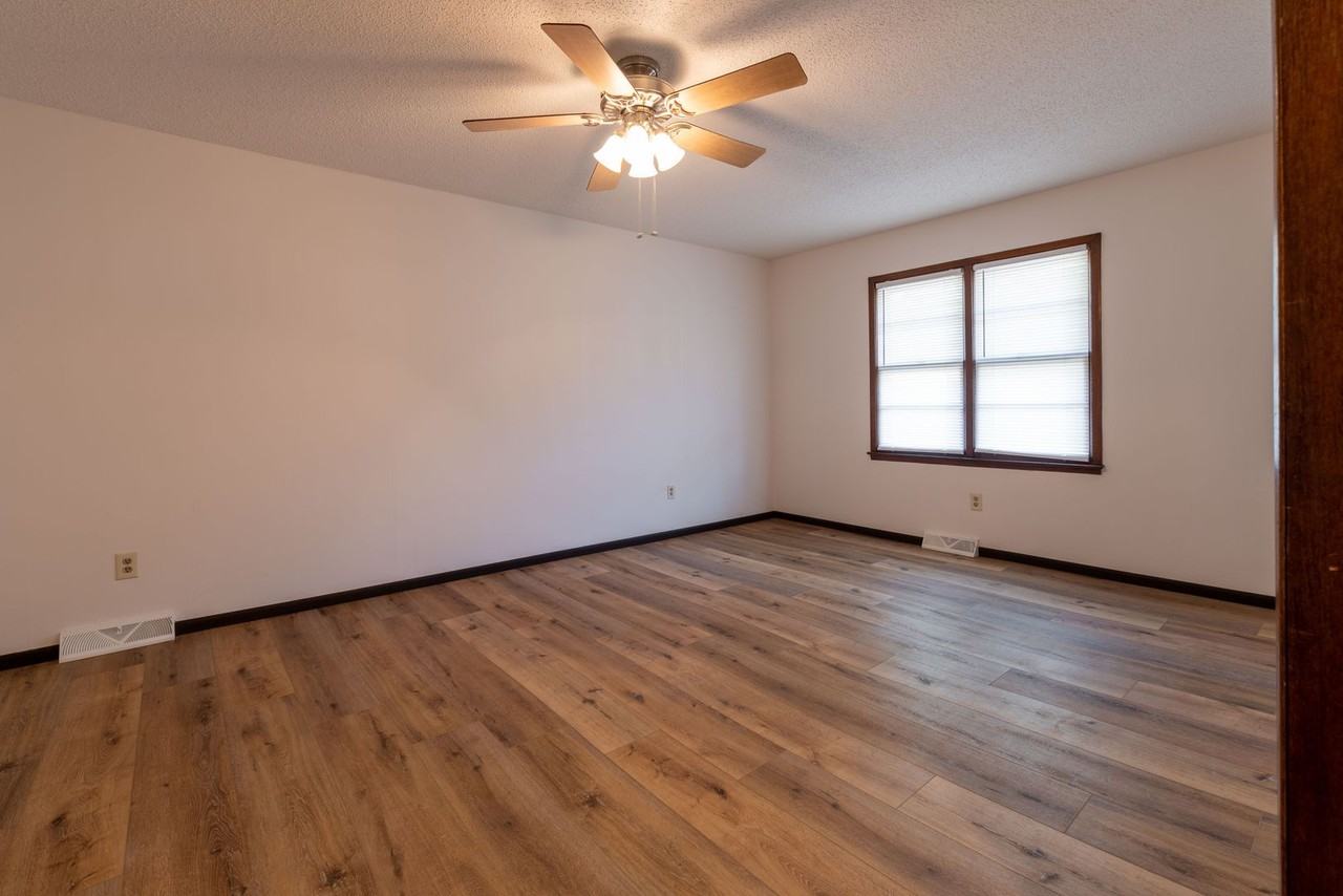 1521 S Grant Ave - Photo 2 of 24