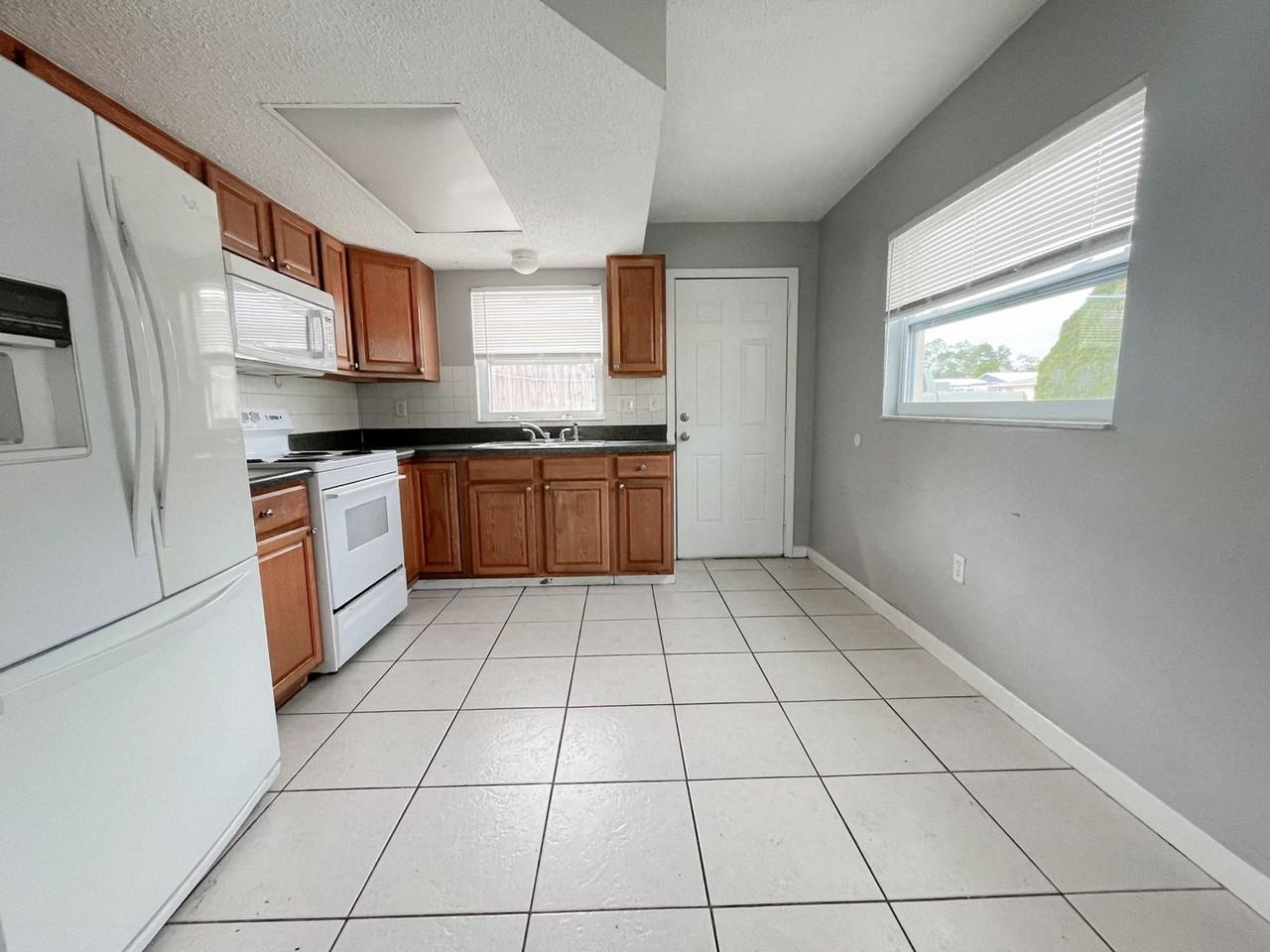 1601 Swordbill Dr - Photo 3 of 12