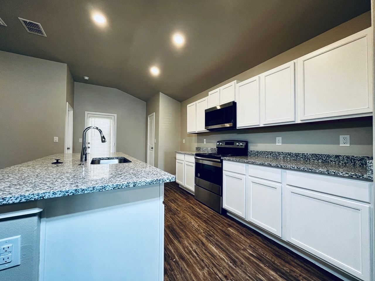 2109 N Avenue L - Photo 4 of 18