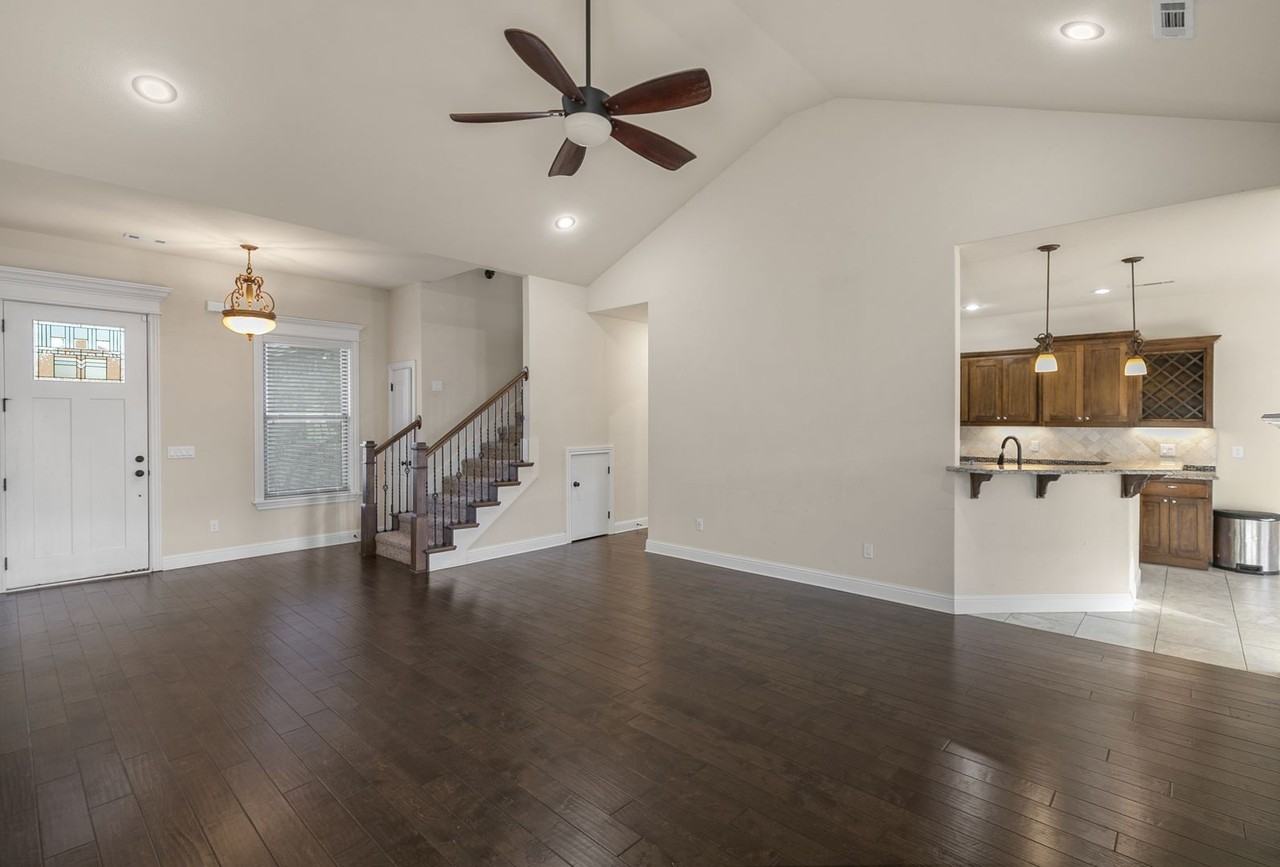 2304 Sw Chaddington Rd - Photo 2 of 25
