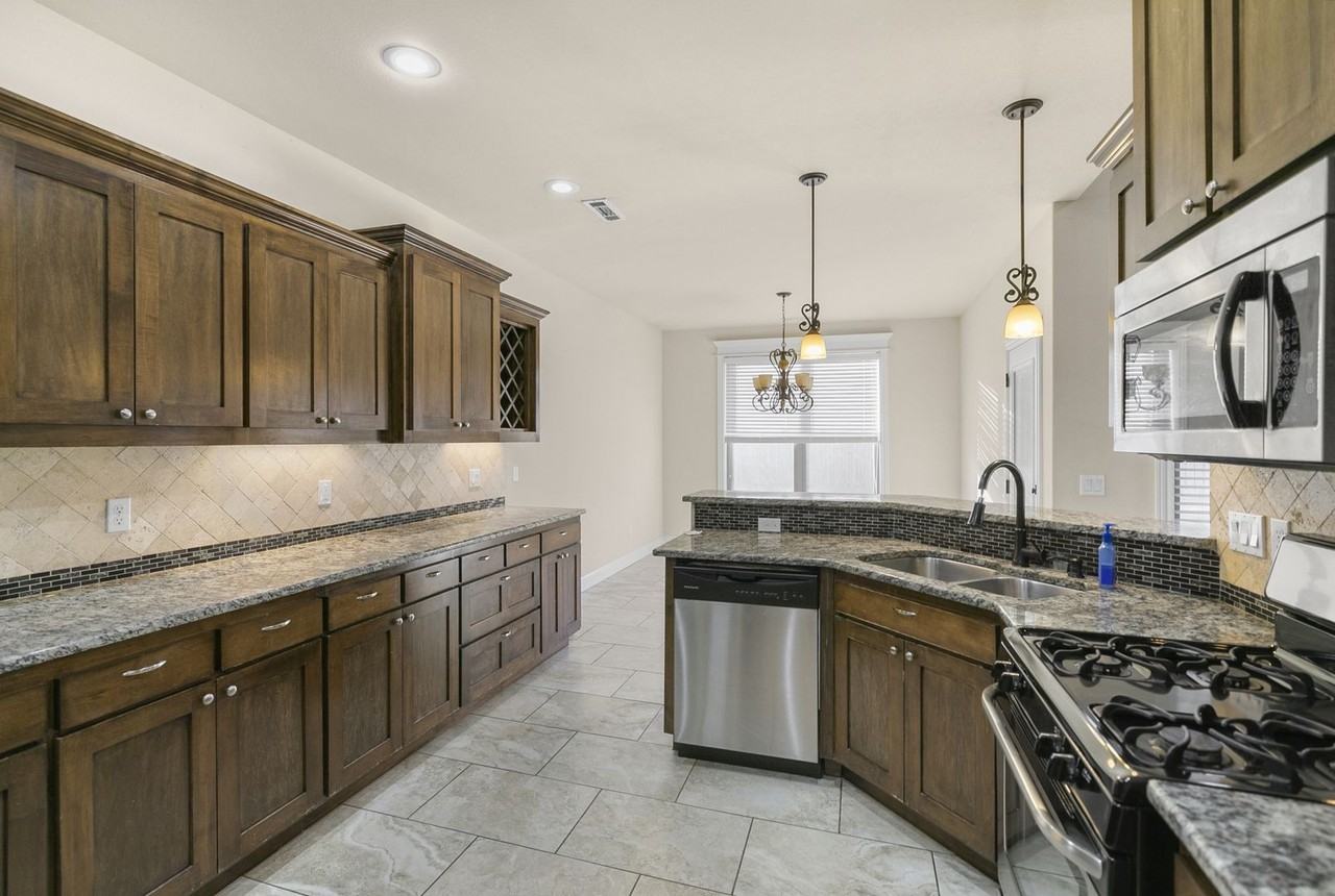 2304 Sw Chaddington Rd - Photo 6 of 25