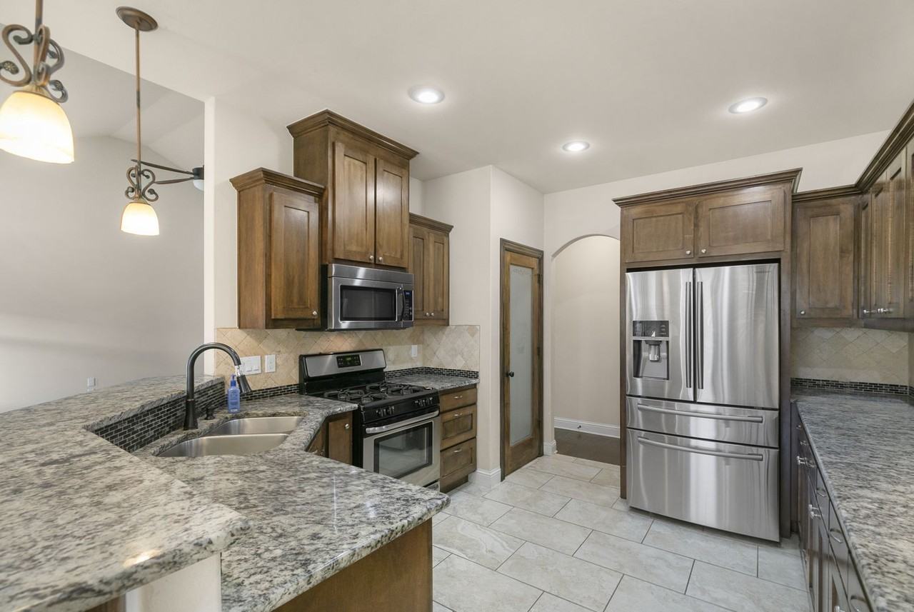 2304 Sw Chaddington Rd - Photo 7 of 25