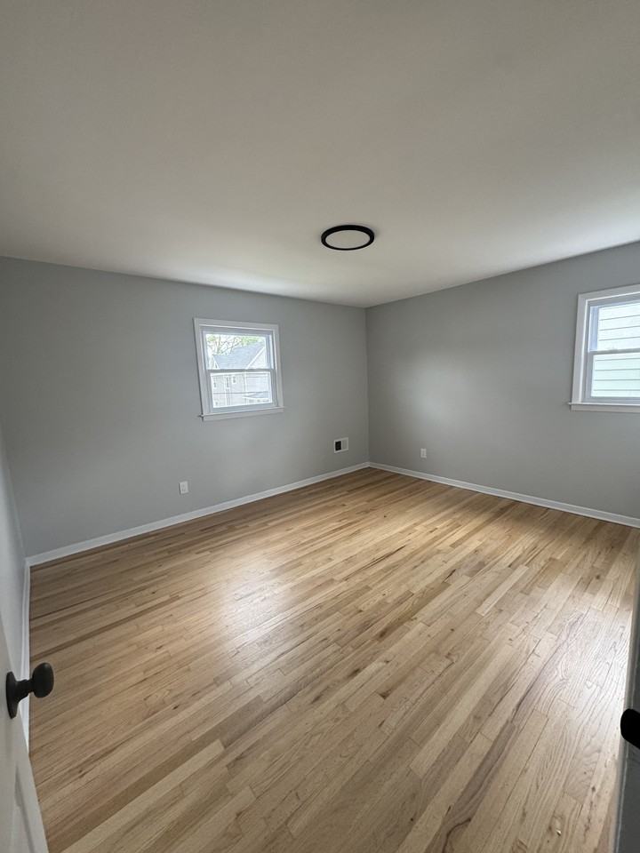 641 E 6th St #2nd - Photo 3 of 5