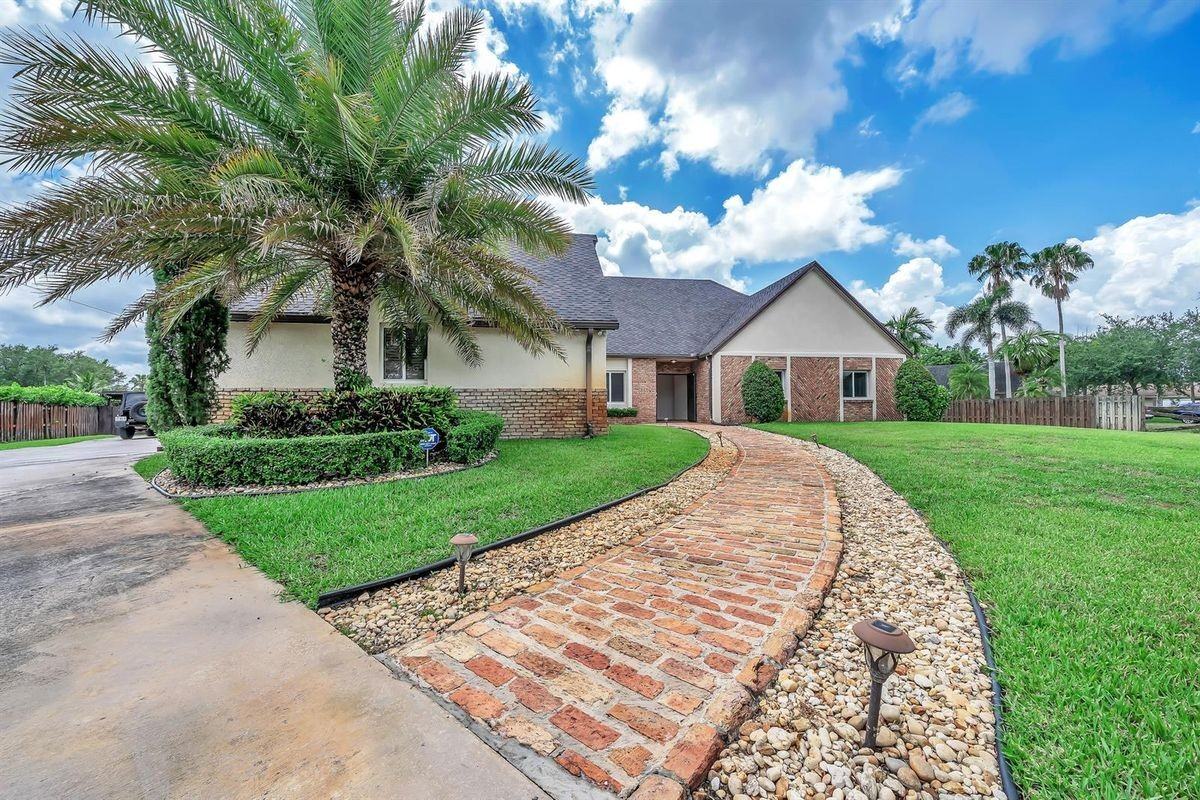 4920 Sw 170th Ave - Photo 2 of 50