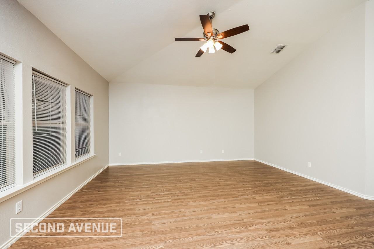 100 Clark Dr - Photo 6 of 27