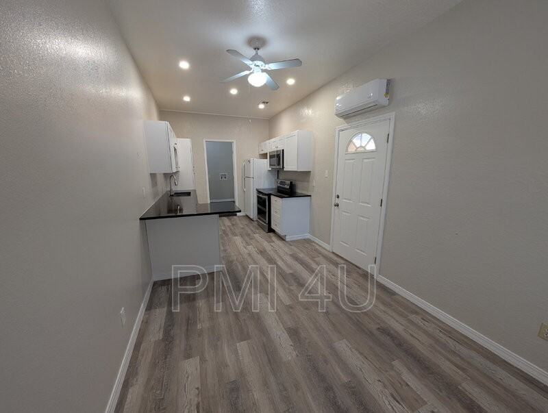 917 8th St Sw #B - Photo 2 of 13