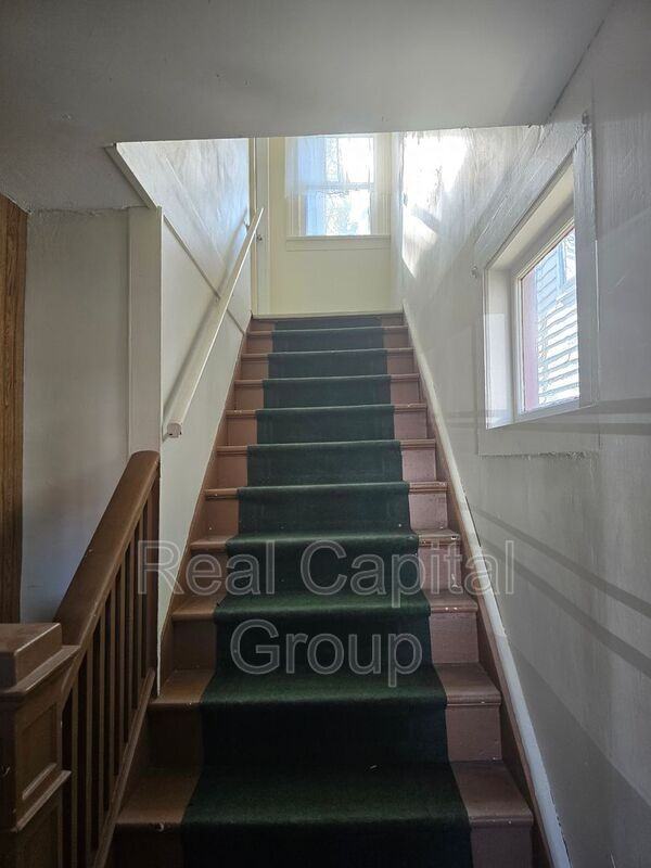 335 Pine St #2UPPERUNIT - Photo 5 of 28