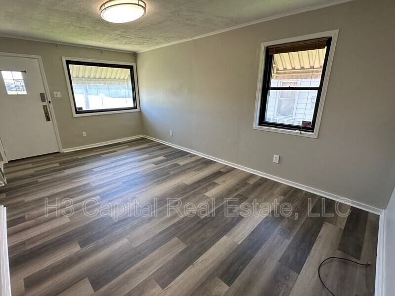 211 Niagara St - Photo 3 of 12