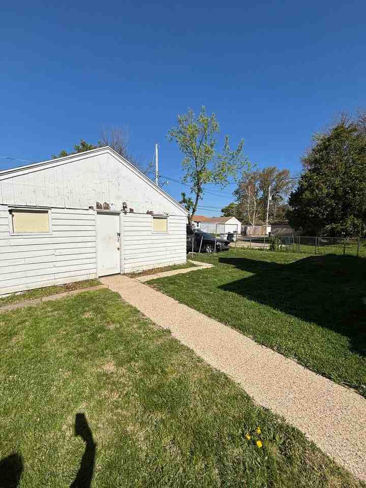 5449 N 58th St - Photo 3 of 4