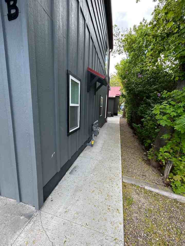 229 3rd Ave E #B - Photo 3 of 23