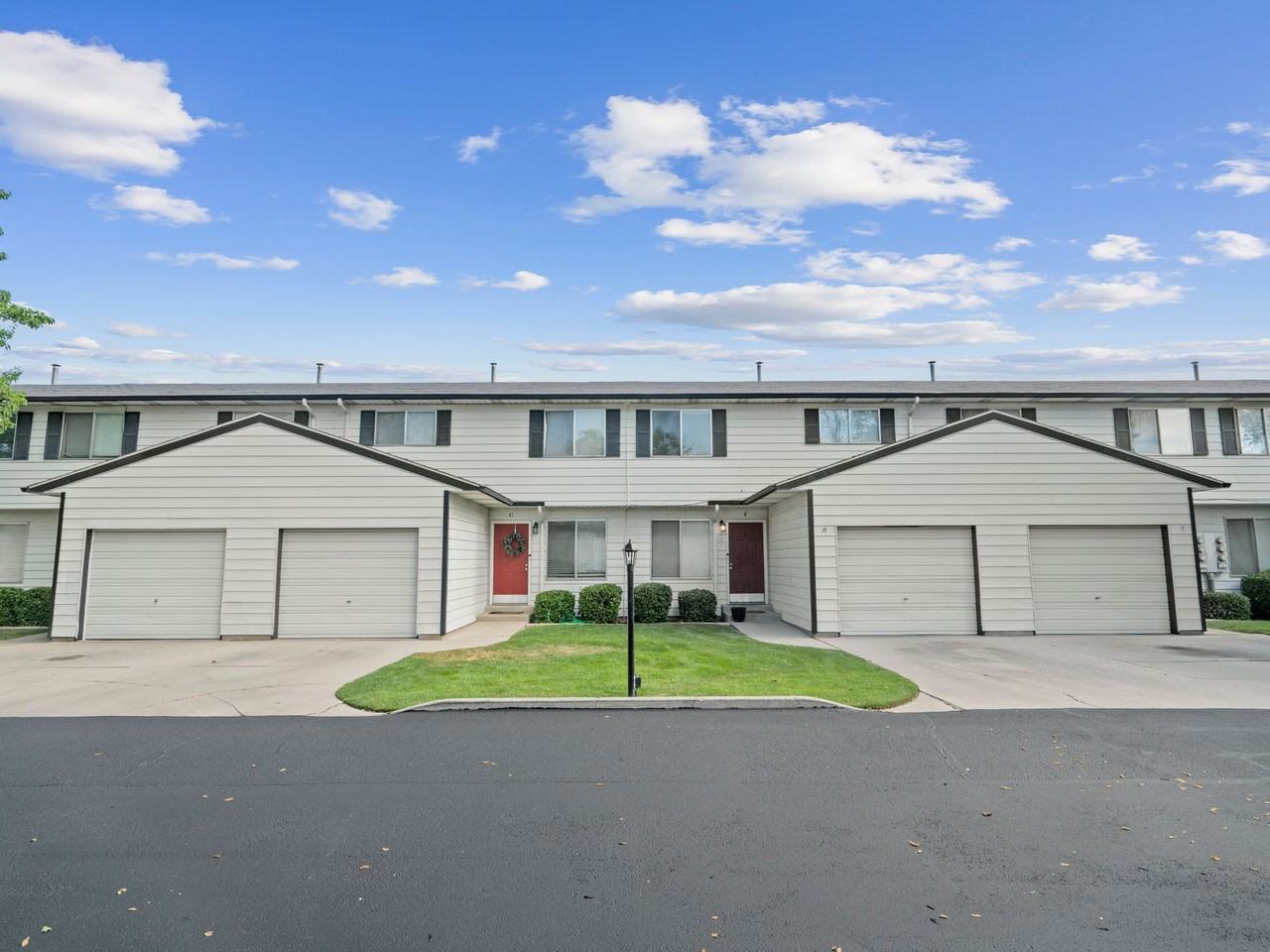 Convenient Murray Location! - Photo 4 of 9
