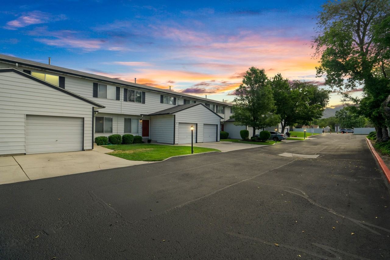 Convenient Murray Location! - Photo 3 of 8