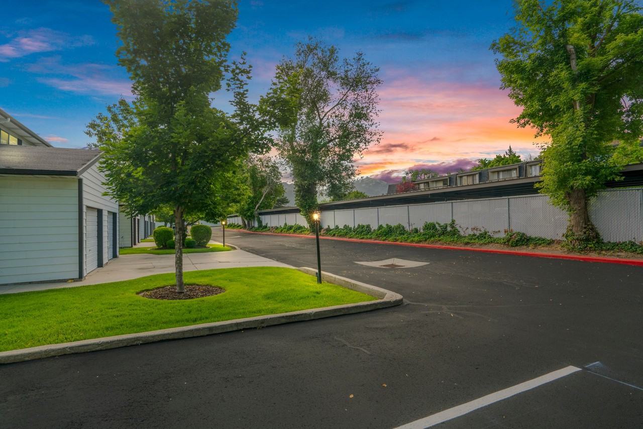 Convenient Murray Location! - Photo 7 of 9
