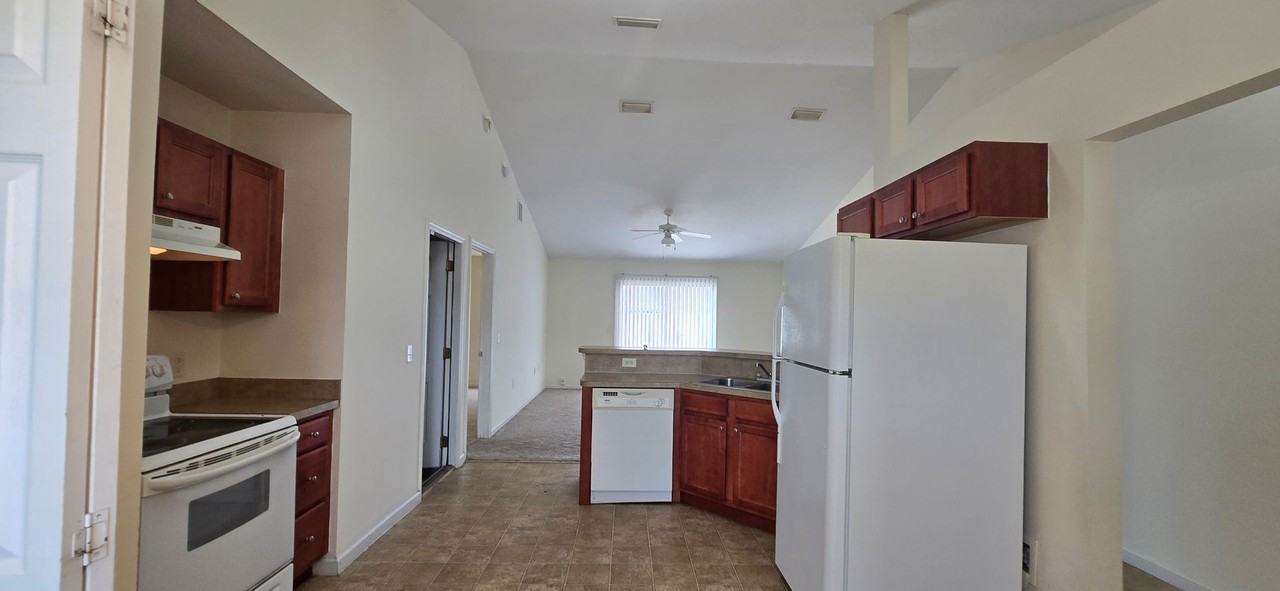 1203 Sw Yorktown Gln - Photo 2 of 20