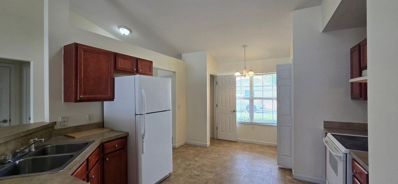 1203 Sw Yorktown Gln - Photo 3 of 20