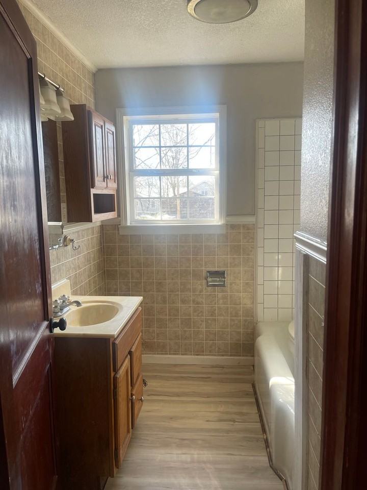 1011 S Rinker Ave - Photo 2 of 7
