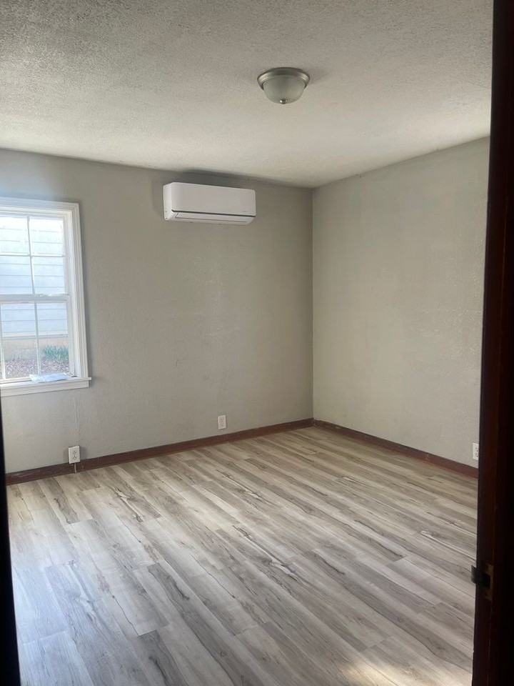 1011 S Rinker Ave - Photo 3 of 7