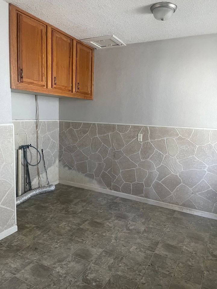 1011 S Rinker Ave - Photo 4 of 7