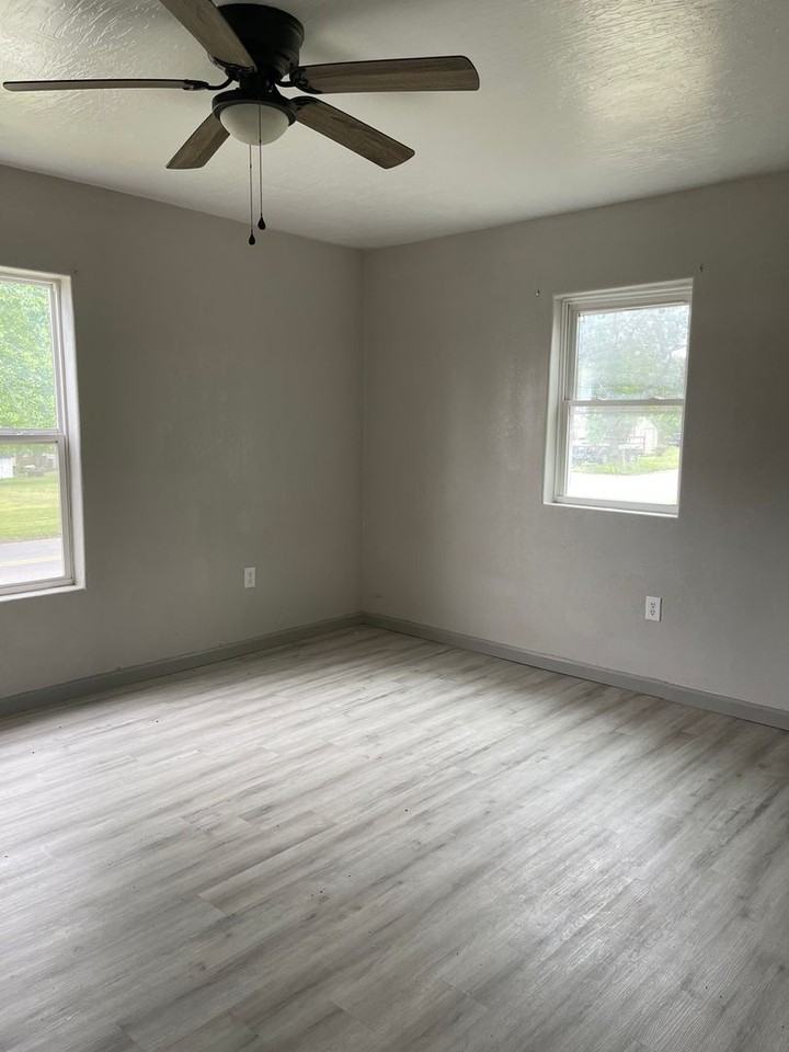 301 S Front St - Photo 2 of 3
