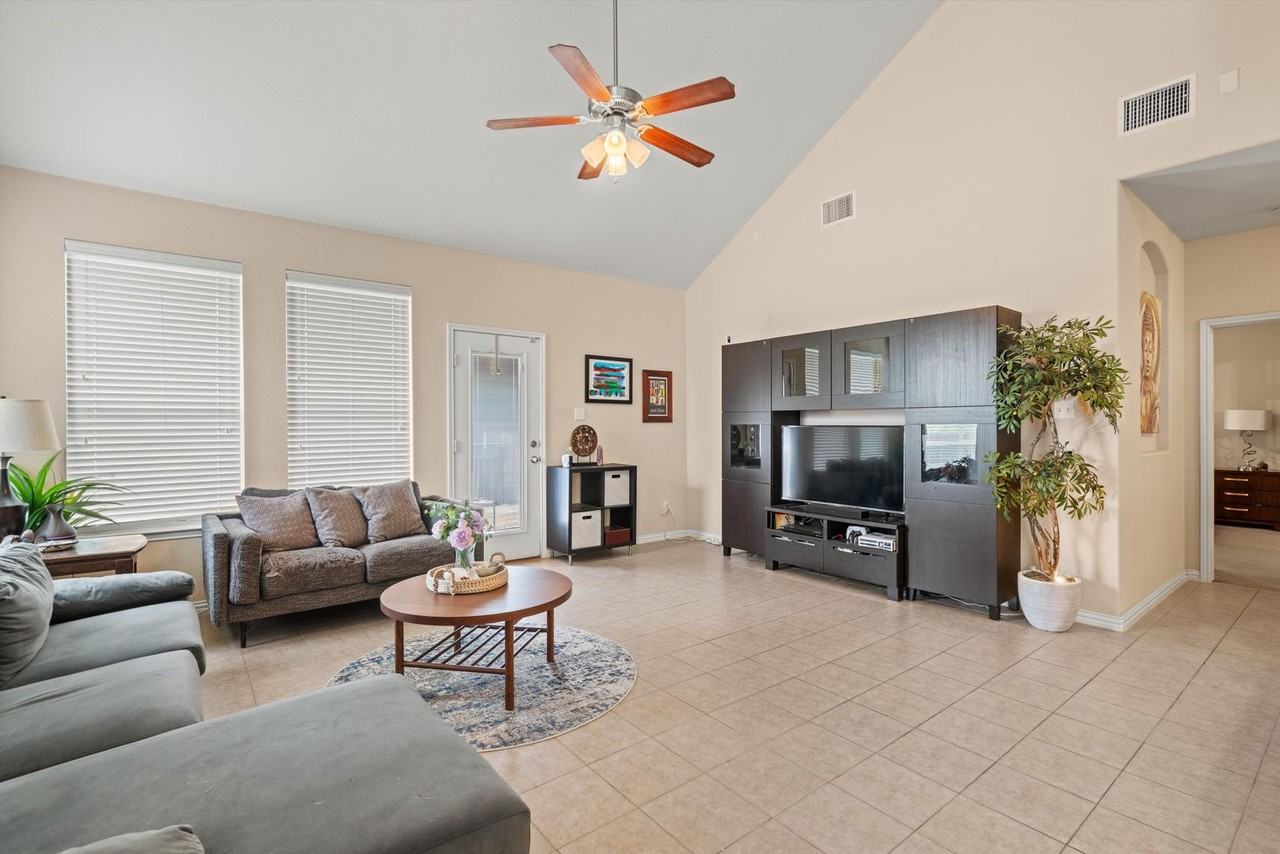 4007 Bluestone Ln - Photo 6 of 36
