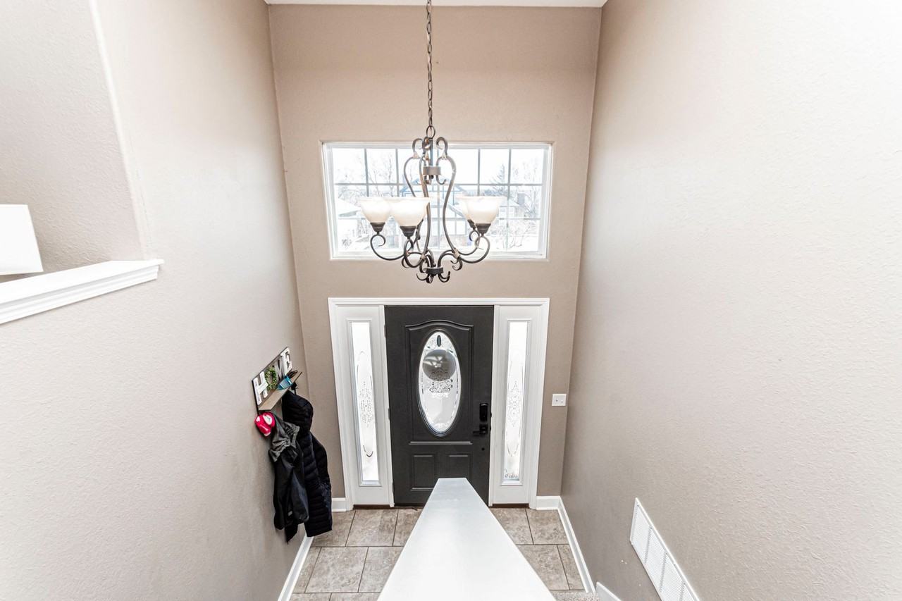 1018 S Webster St - Photo 7 of 36