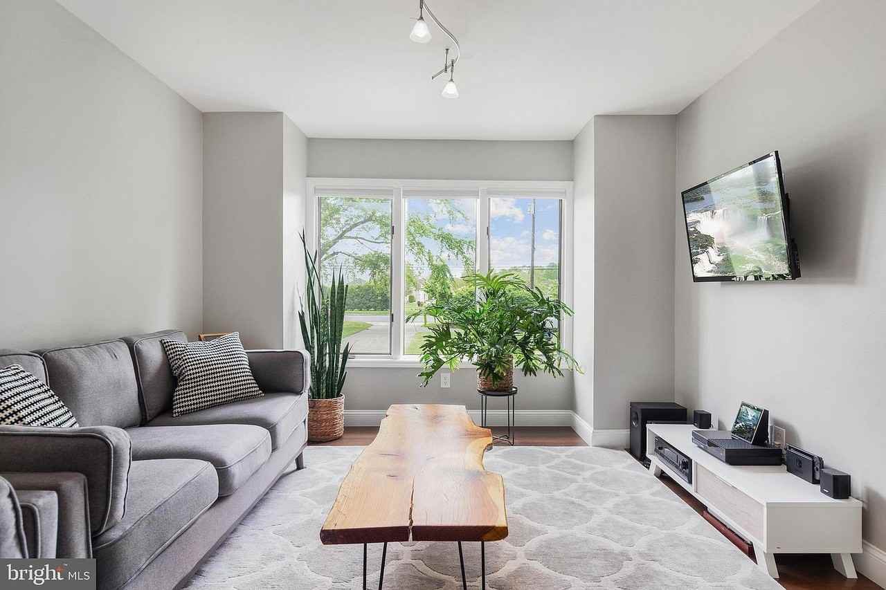 2246 Lincoln - Photo 2 of 17