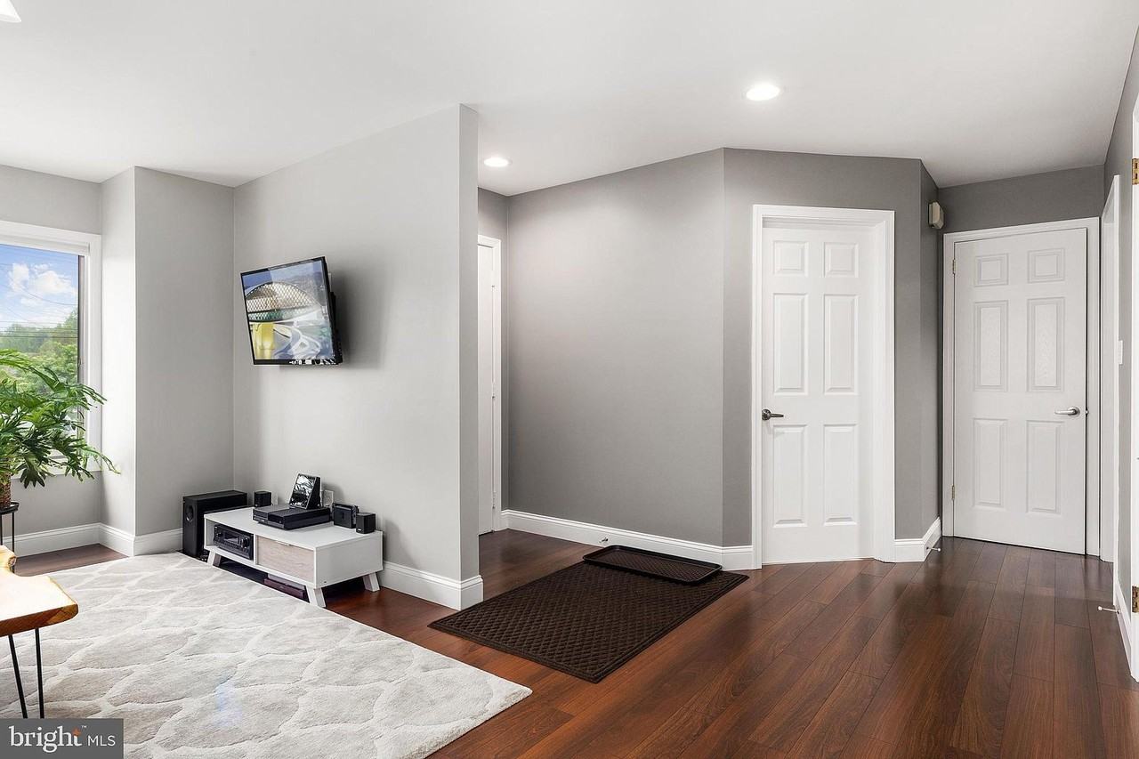 2246 Lincoln - Photo 3 of 17