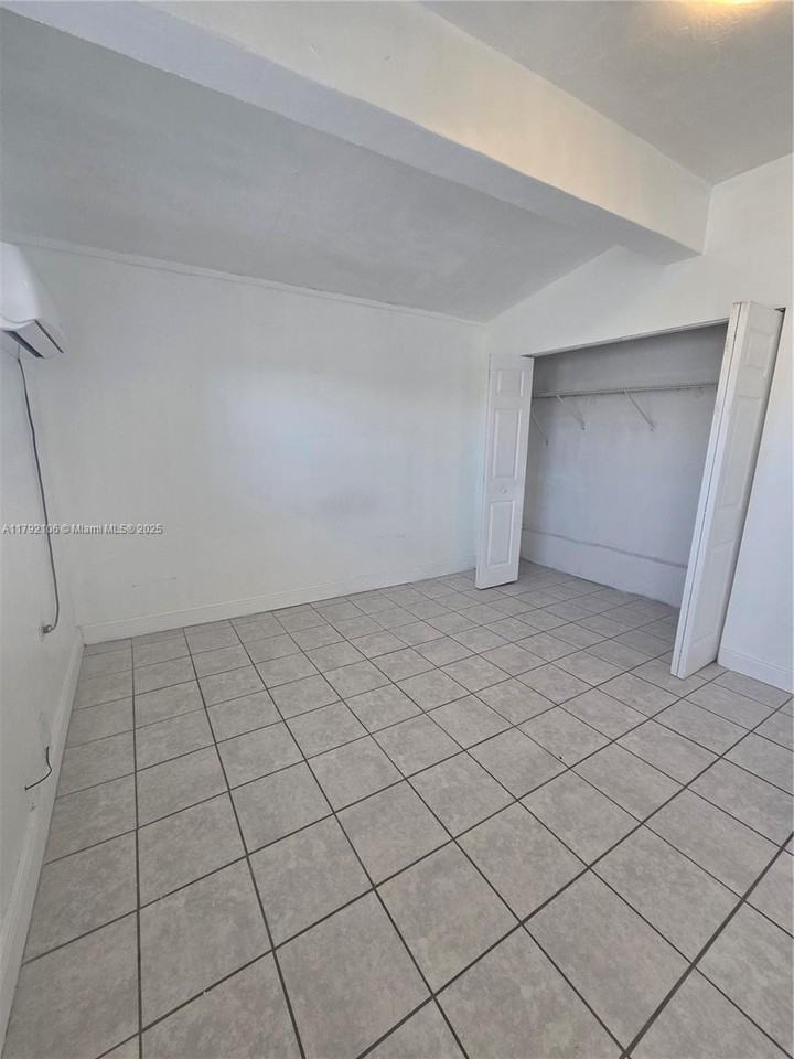 Nw 11th Rd #1 - Photo 2 of 6