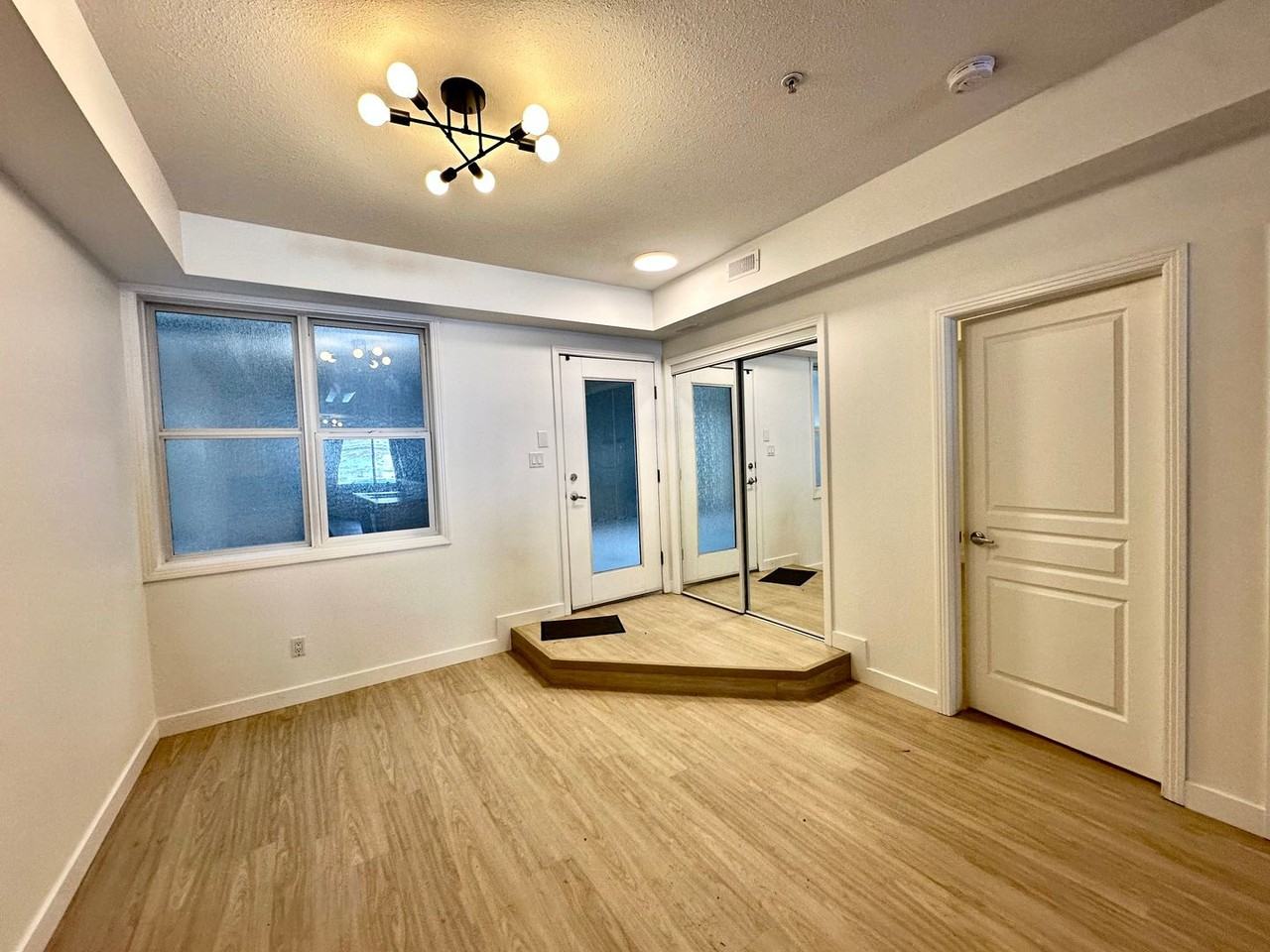 Affordable Luxury in the Heart of Edmonton: Spacious 2 - Photo 2 of 11