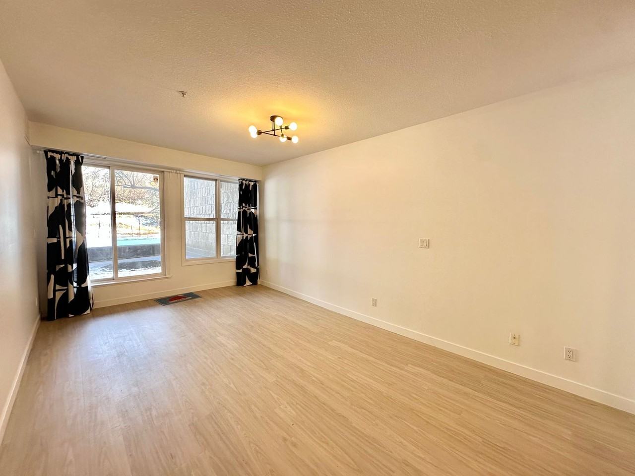 Affordable Luxury in the Heart of Edmonton: Spacious 2 - Photo 3 of 11