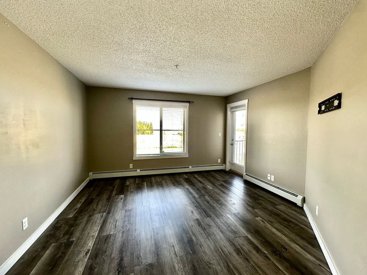 Spacious, Bright & Beautiful 3 Bedroom Condo in South Edmonton! - Photo 2 of 17